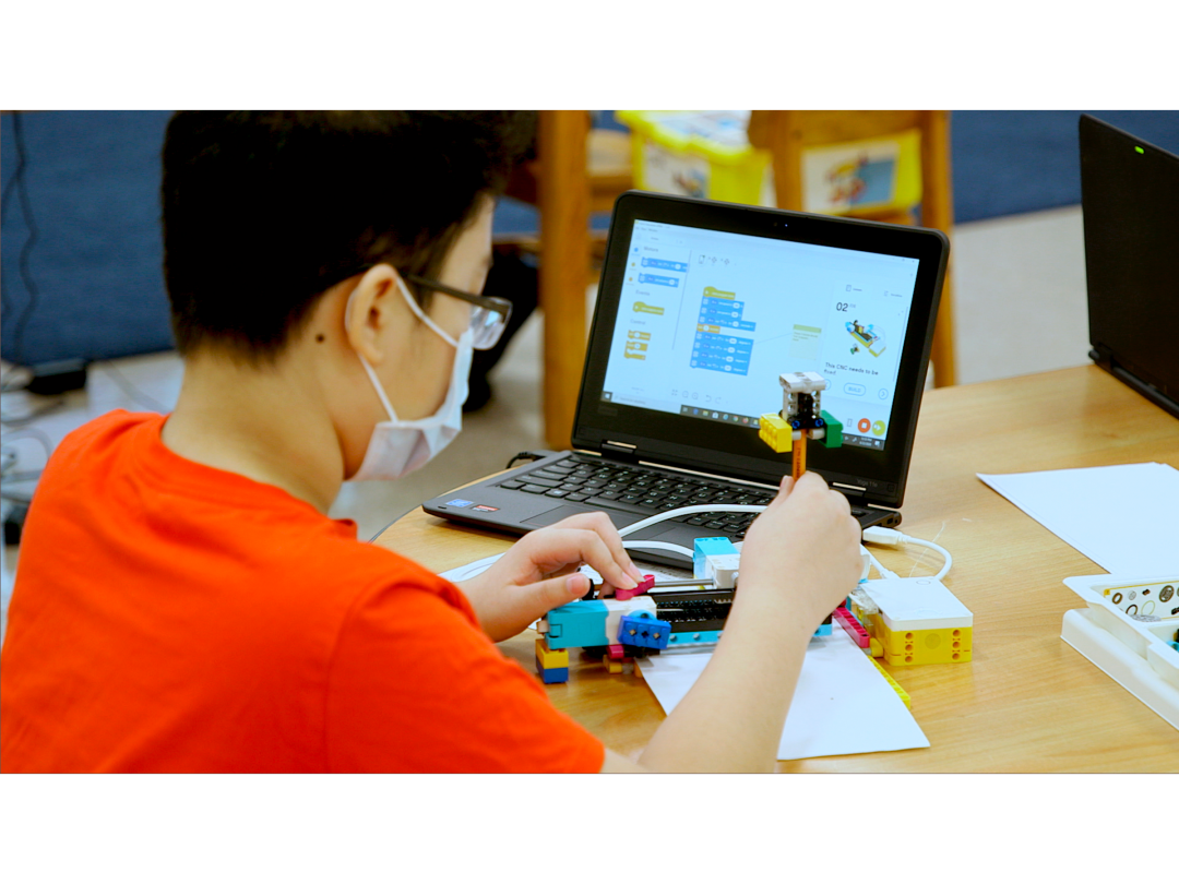 LEGO® Education SPIKE™ App 1.2.0 – jau su Python!